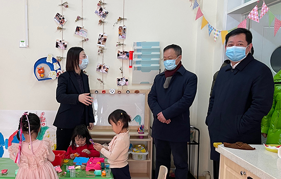 “疫”散花来，，，，，，，，任重致远！——幼教板块复学第一天集团领导莅临指导